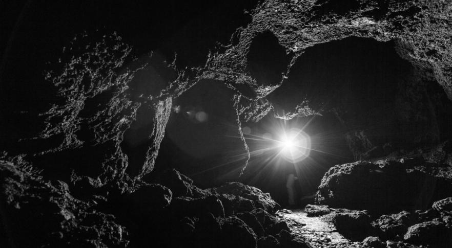 La NASA descubre pozos y cuevas en la Luna que conservan la temperatura para refugio humano