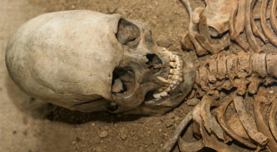 Encuentran restos prehispánicos con cráneos modificados y dientes afilados