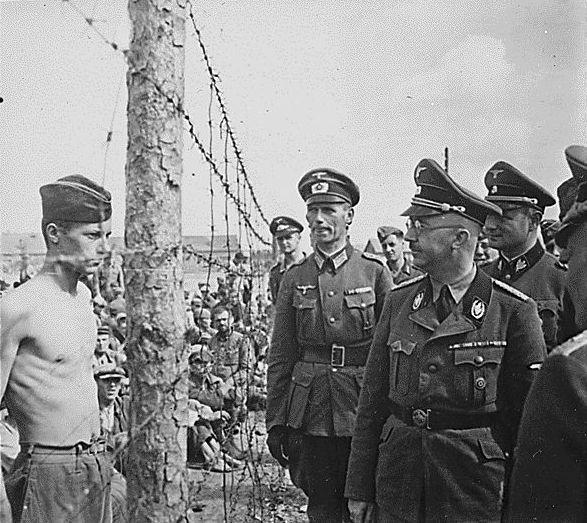 En la Segunda Guerra Mundial Himmler ordena la construcción del campo de concentración de Auschwitz.-0